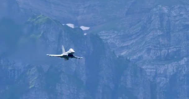 Militair straalvliegtuig omgekeerde vliegpas met hoge snelheid en lage hoogte — Stockvideo