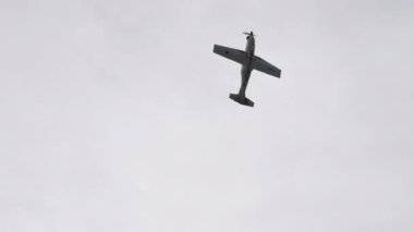 Uçak karmaşık bir akrobatik figür sergiliyor: bir döngü ve bir yuvarlanma.