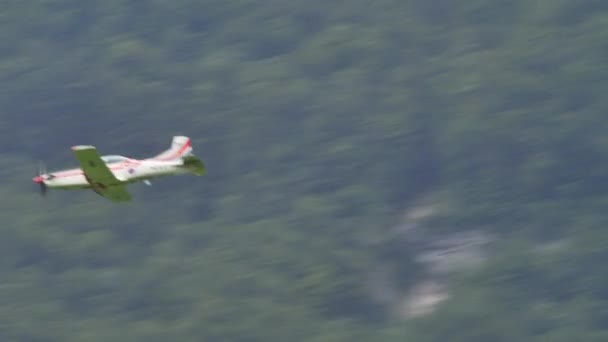 Avion d'hélice acrobatique effectue une série de rouleaux montant verticalement — Video