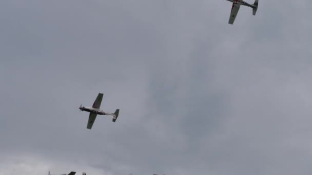 Les deux avions extérieurs d'une formation effectuent un double roulis synchronisé — Video