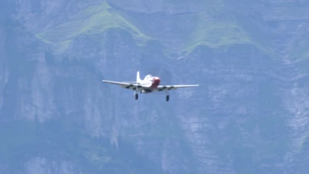 Avión de ave de guerra de la Segunda Guerra Mundial con rayas de invasión utilizadas durante los desembarcos de Normandía — Vídeos de Stock