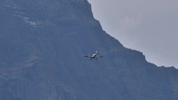 P-51D Mustang WW2 propellervliegtuig van de Amerikaanse Luchtmacht gebruikt in Normandië Landingen — Stockvideo