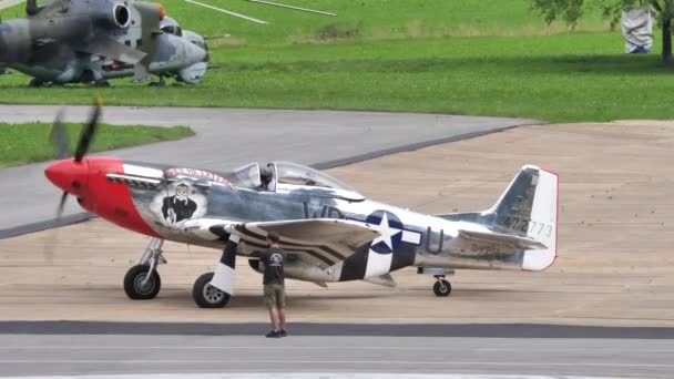 Avion à hélice historique de la Seconde Guerre mondiale avec moteur en marche — Video