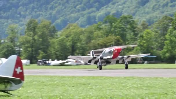 P-51D Mustang métal brillant avec des bandes d'invasion sur la piste après l'atterrissage — Video