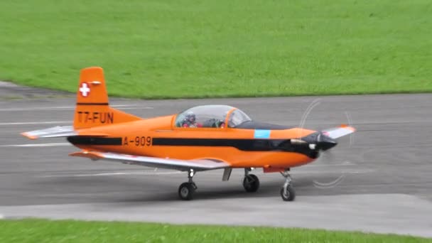 Pilatus PC-7 Turbotrainer ex Swiss Air Force in taxi dopo l'atterraggio da vicino — Video Stock