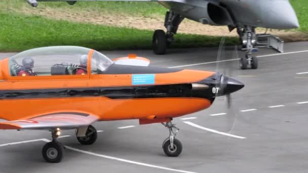 Turbovrtulový výcvik vojenské oranžové letadlo pojíždějící na parkoviště — Stock video