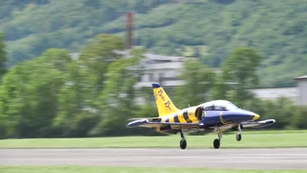 Aero Vodochody L-39 Albatros des Baltic Bees Kunstflugteams heben ab — Stockvideo