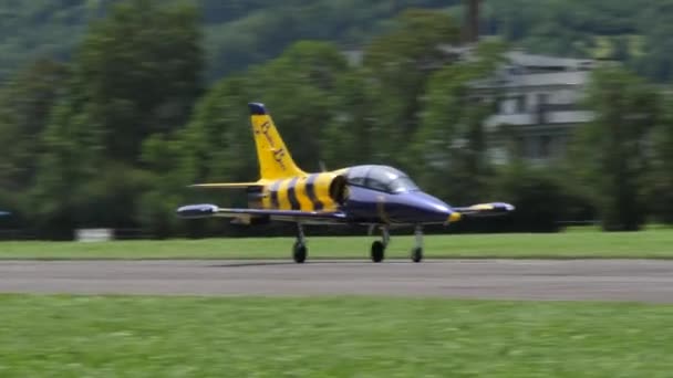 Aeromobili a reazione acrobazie blu e gialle decollano — Video Stock