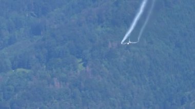 Delta kanatlara ve Canard 'a sahip jet uçakları güneşli gökyüzünde savaş manevraları yapar.