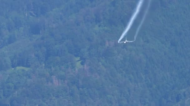 Letoun s křídly delta a kanálem dělá bojové manévry na slunné obloze — Stock video