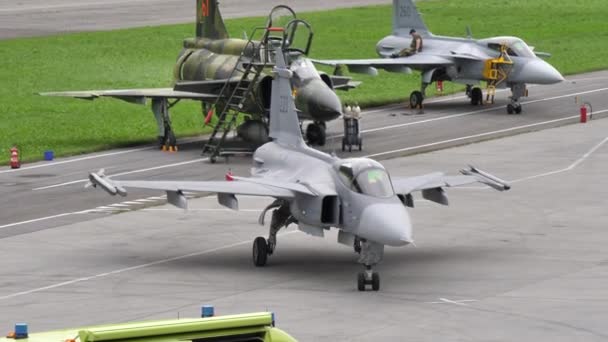 OTAN gris caza militar jet taxi a partir del estacionamiento — Vídeos de Stock