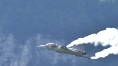 Savaş uçağı düşük hızda ve yüksek açıda uçar.