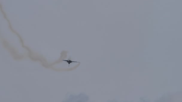 Puissant avion de chasse fait un roulis à grande vitesse et se gare dans un ciel gris nuageux — Video