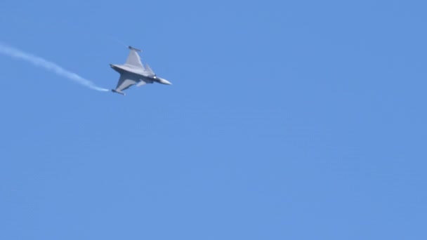 Nato gråa stridsflygplan under flygning under en flyguppvisning — Stockvideo