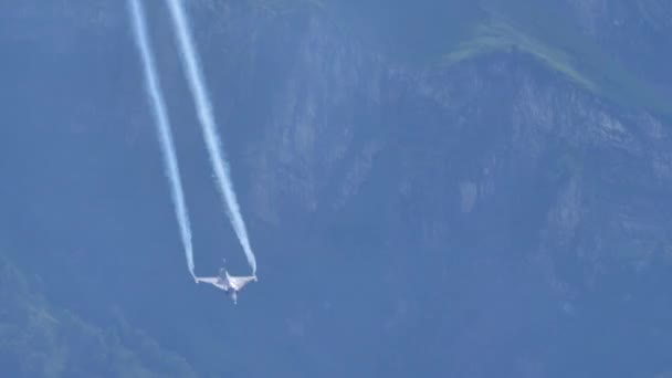 Supersonische gevechtsvliegtuigen vliegen en doet een reeks van hoge snelheid rollen — Stockvideo