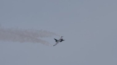 Askeri savaş uçağı düşük hızda uçuyor. Gri, kötü bir havada.