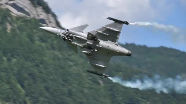 Modern militair vliegtuig in vlucht met lage snelheid en lage hoogte in rotsachtige vallei — Stockvideo