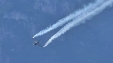 Saab JAS 39 Gripen İsveç Hava Kuvvetleri 'nin güçlü savaş uçağı bir rulo yapıyor.