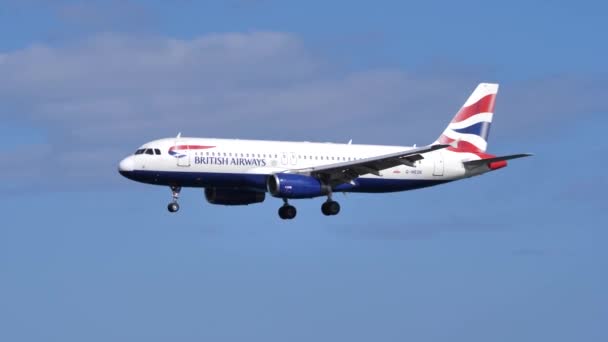 Самолёт приземляется с туристами в голубом небе в солнечный день. — стоковое видео