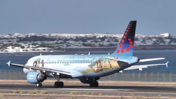 Passagerer passagerfly i speciel farve take off med Arrecife i baggrunden – Stock-video