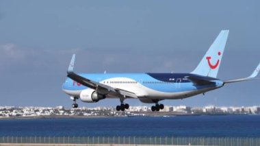 Yolcu uçağı iniyor ve piste iniyor.