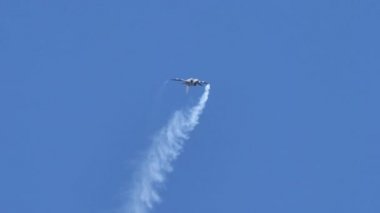 Savaş uçağı yüksek performanslı hava gösterisi mavi gökyüzünde