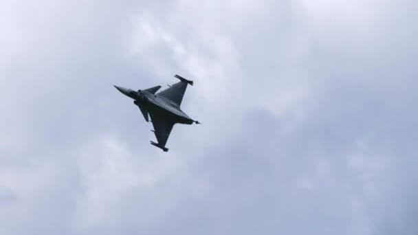 Üst düzey askeri pilot bir hava gösterisi sırasında bir uçak gösterisi düzenledi. — Stok video