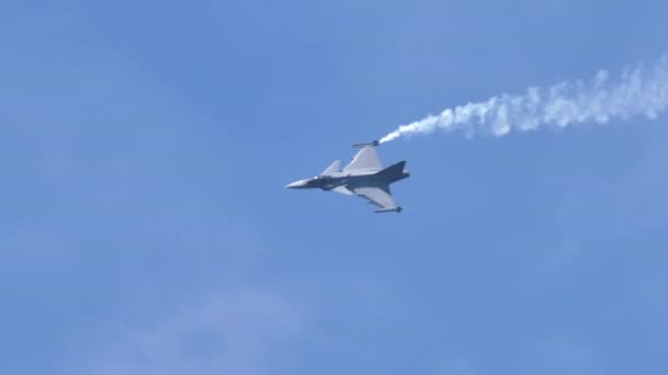Zblízka pohled na bojový stíhací letoun v šedé barvě NATO s delta křídlem a kanálem — Stock video