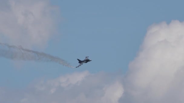 低速で高角度の攻撃正面ビューを飛行中の軍用戦闘機 — ストック動画