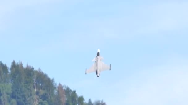Samolot myśliwski wznosi się pionowo na błękitnym niebie. — Wideo stockowe