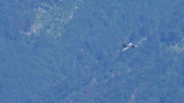 Jet savaş uçağı ışıklar açıkken iniş için havaalanına yaklaşıyor.