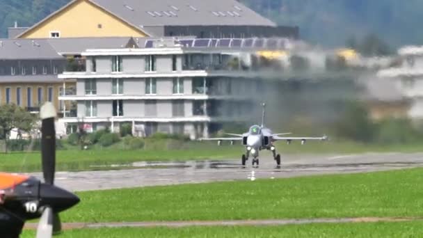 Militair gevechtsvliegtuig stijgt op met de kracht van een volledige naverbrander. — Stockvideo