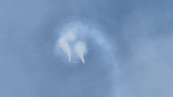 Wojskowe samoloty bojowe wznoszą się pionowo i wypuszczają flary ukryte przez dym — Wideo stockowe