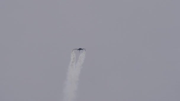 Een militair gevechtsvliegtuig laat fakkels los om infrarood zoekende raketten voor de gek te houden. — Stockvideo