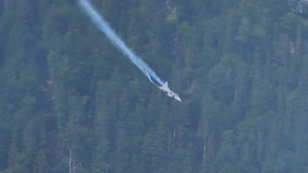 Moderna militära flygplan med delta vingar utför en sväng vid maximal prestanda — Stockvideo