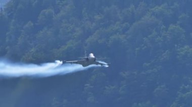 Savaş uçağı yüksek hızda Alp Vadisi 'nde uçuyor.