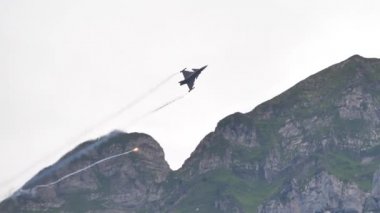 Ağır hareket eden askeri uçaklar ısı güdümlü füzeleri yanıltmak için işaret fişeği atıyor.