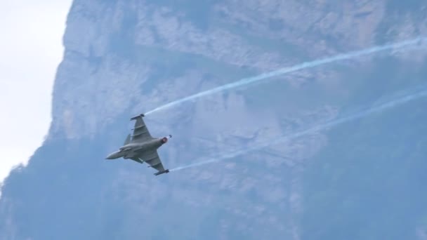 Zpomalené záběry vojenských proudových letadel, jak se kutálejí v horách — Stock video