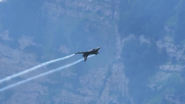 Zeitlupe Nahaufnahme eines Kampfflugzeugs, das invertiert eine Rolle spielt — Stockvideo