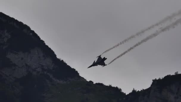 Dramático vídeo en cámara lenta del avión de combate a reacción que vuela cerca de una montaña — Vídeos de Stock