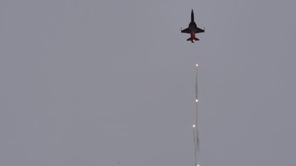 A katonai vadászgépek lassú mozgása forró hamis célpontokat szabadít fel. — Stock videók