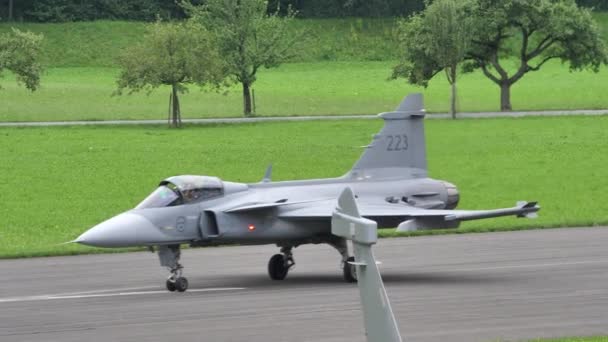 Nato grå militär jet flygplan taxning med övre halvan öppen — Stockvideo
