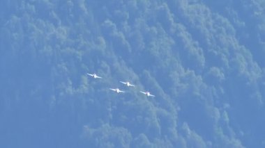 Dört savaş jeti aynı anda toplandı.