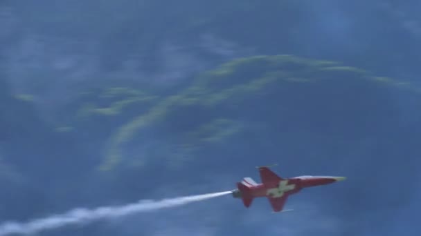 Samolot wykonuje serię butelek wokół siebie, jakby zaloty w locie — Wideo stockowe