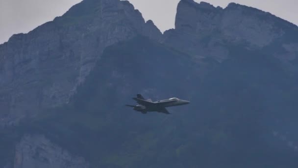 Zeitlupe eines moderneren Überschall-Kampfjets im Flug in einem engen Tal — Stockvideo