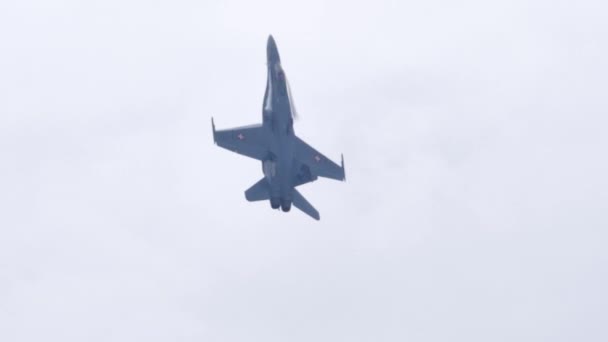 Powolny ruch wojskowego myśliwca wznosi się pionowo w szare niebo. — Wideo stockowe