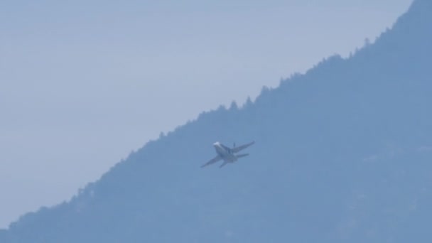 Fighter jet doet een halve rol in slow motion — Stockvideo