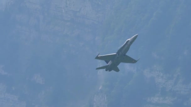 Militair straalvliegtuig onder hoge aanvalshoek in slow motion video — Stockvideo