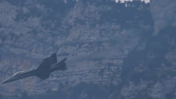 Filmagem em câmera lenta de um avião de guerra moderno voando com fundo de montanhas — Vídeo de Stock