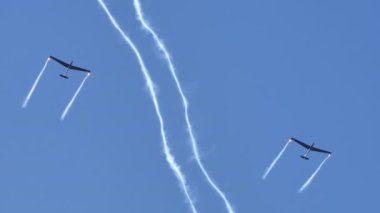 Kızıl Boğa Blanix Takımı 'ndan L-13 Blanik mavi gökyüzünde akrobatik planör takımı kursun.